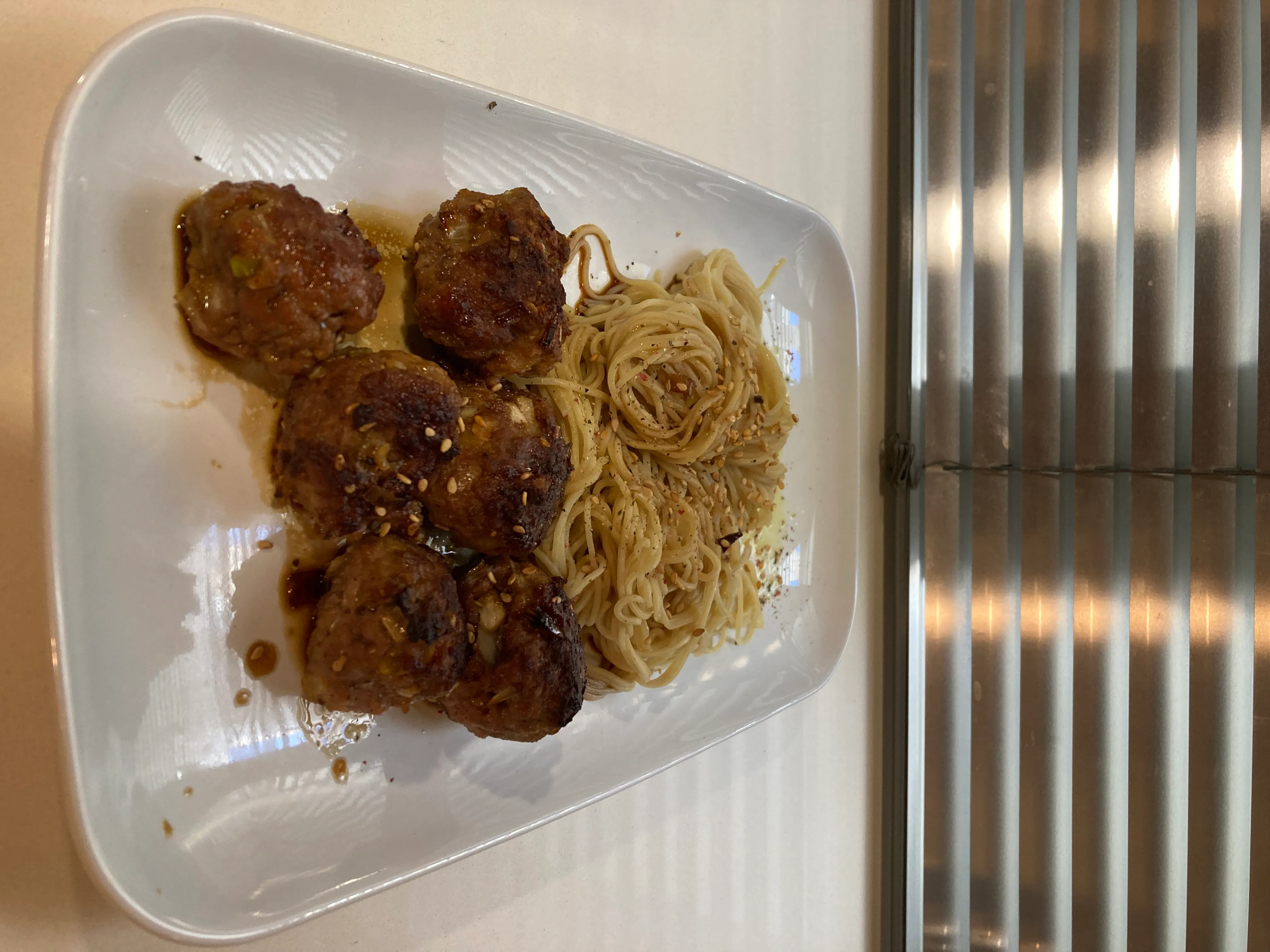 Sticky Meatballs con Soba Noodles